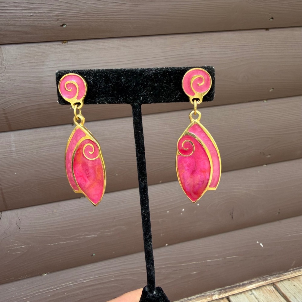 Vintage Berebi Pink Enamel Swirl Dangle Earrings‎ Gold Tone Textured Leaf Flame